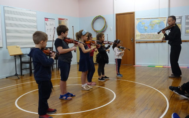 Aula em grupo de violino